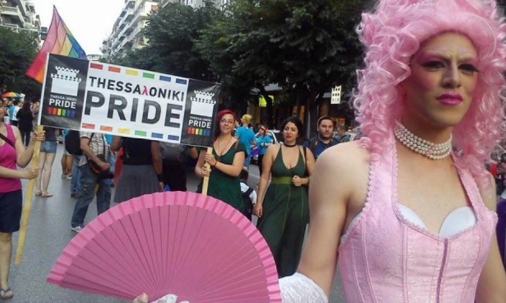 Θεσσαλονίκη: Ένταση στην πορεία του Pride – Ανήλικοι άρπαξαν σημαιάκια και τα έκαψαν (βίντεο)